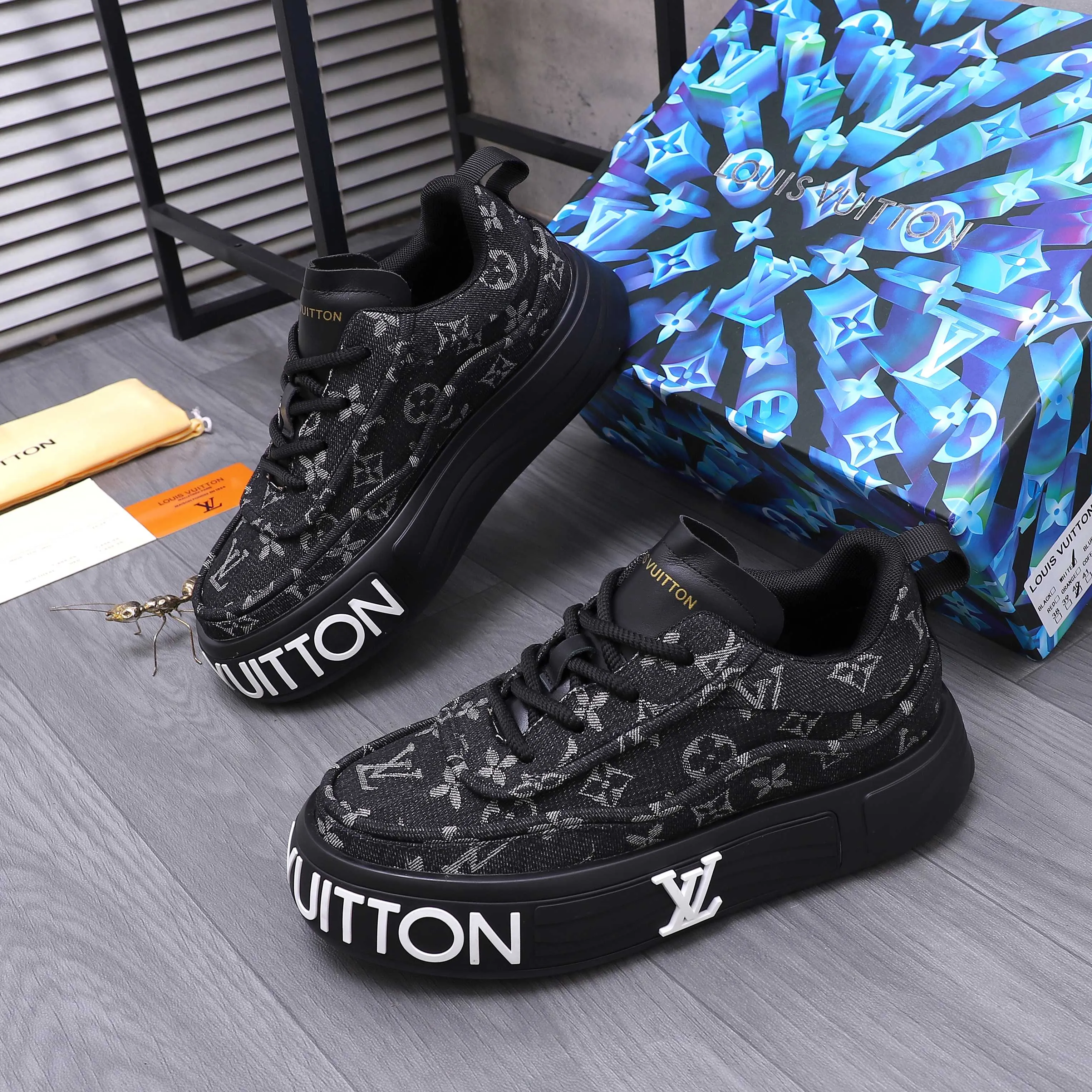 Men's shoes 💰560 Product trademark: LV [Louis Vuitton] casual shoes, regular size. Size: 38-46 (38.45.46 is custom-made and non-returnable) Product materials: Selected breathable denim woven upper, cowhide insole, mesh lining, original outsole